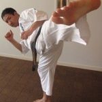 極真空手　足刀上段横蹴り