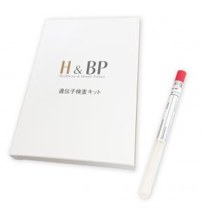 自宅やジムで簡単に実施できる肥満関連遺伝子検査の検体採取キット。口内の粘膜を採取するだけの痛みのない検査方法。