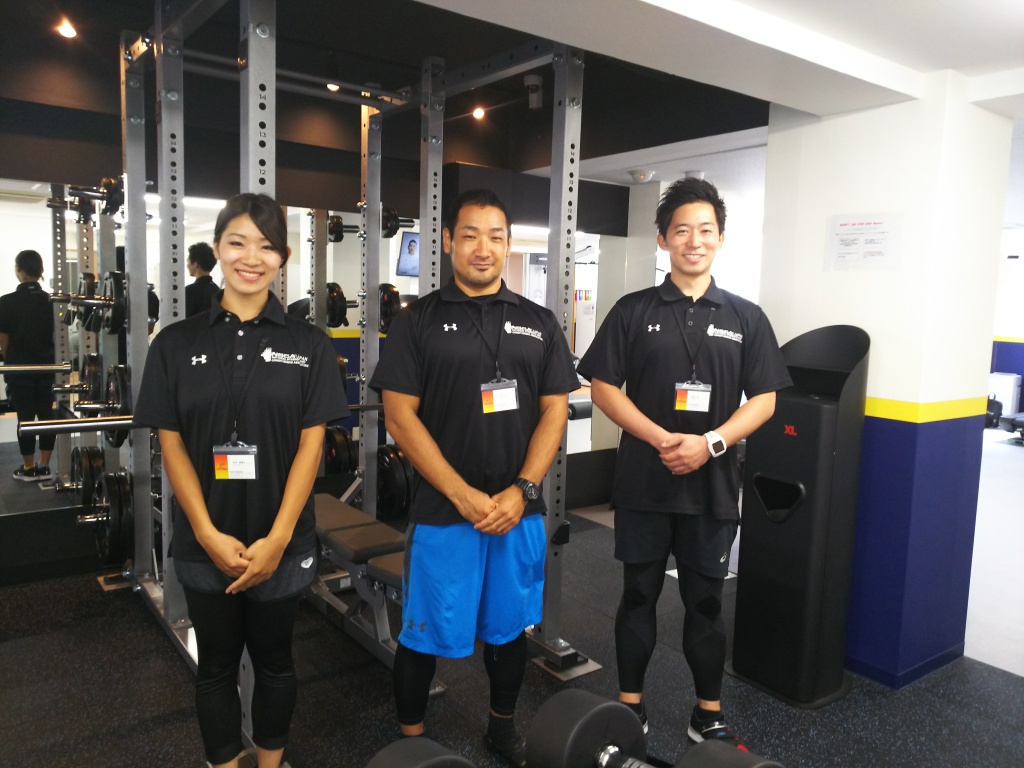 インフィニティ24Hフィットネス上野店で指導を行う、株式会社肉体改造研究所の所属パーソナルトレーナー。左から木村里穂子、竹田大介、武田篤。科学的根拠に基づいたボディメイクをサポートするプロの指導者。