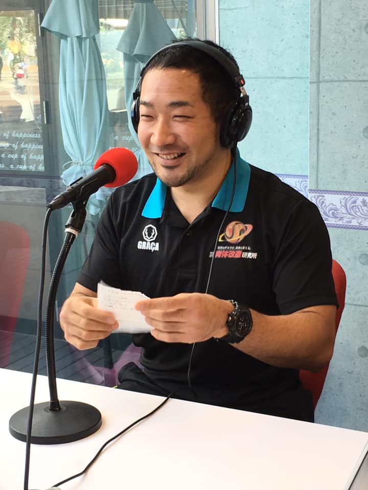 肉体改造研究所 代表 竹田大介がレインボータウンFMで50代の筋肉量低下について解説している様子