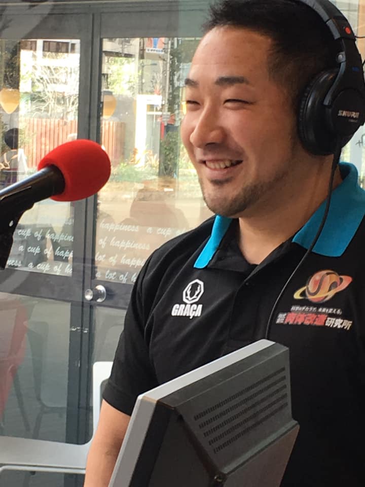 江東区レインボータウンFM「クリスタルシャワー」に出演し、高齢者の筋トレ・貯筋の大切さを解説するパーソナルトレーナーの竹田大介（肉体改造研究所代表）