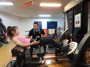 ゴールドジム東陽町スーパーセンターでのパーソナルトレーニング風景(ヒップスラスト)です。