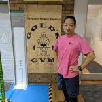 ピンクシャツデーに参加する株式会社肉体改造研究所・竹田大介。NSCAジャパンのピンクTシャツを着用し、ゴールドジム東陽町スーパーセンターにて撮影。